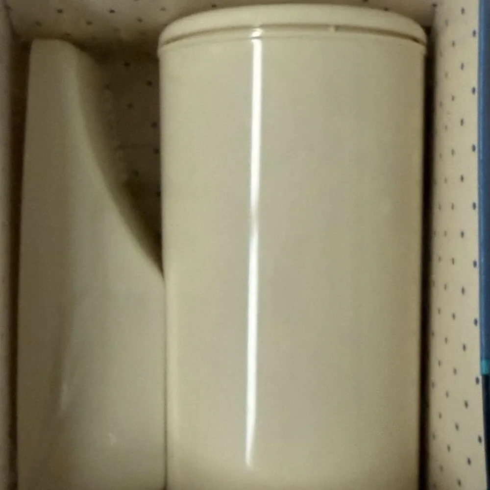 Vintage 1987 Dixie Bathroom Wall Mount Cup Dispenser and Cups NOS USA